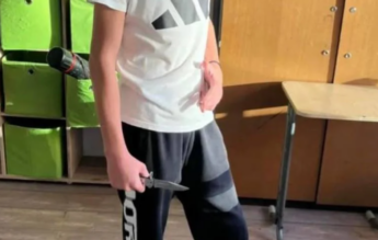 Un nou incident. Elev de 13 ani, fotografiat cu un cuțit în sala de clasă