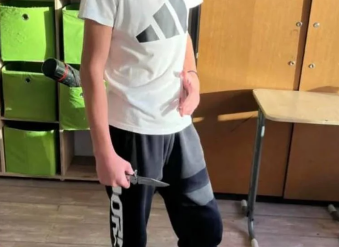Un nou incident. Elev de 13 ani, fotografiat cu un cuțit în sala de clasă