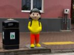 Figurine care imită elevi, amplasate la treceri de pietoni pentru a preveni accidentele rutiere