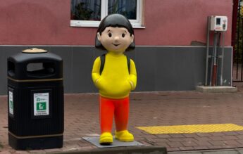 Figurine care imită elevi, amplasate la treceri de pietoni pentru a preveni accidentele rutiere
