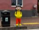 Figurine care imită elevi, amplasate la treceri de pietoni pentru a preveni accidentele rutiere