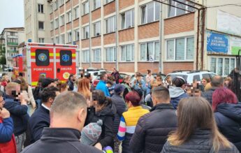 Elevul care a atacat o profesoară căuta un coleg „de altă religie”. Șeful ISJ: Ar avea tendințe de radicalizare