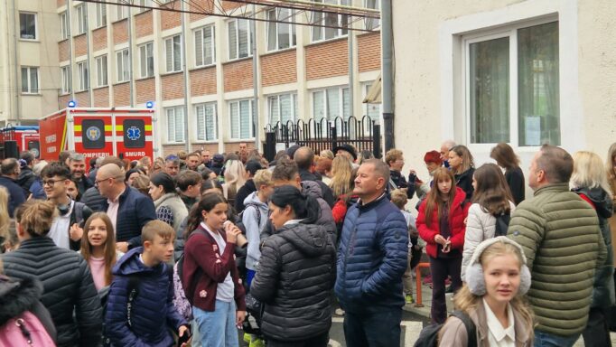 Scurgerea în spațiul public a imaginilor cu atacul de la școala din Bistrița, anchetată penal